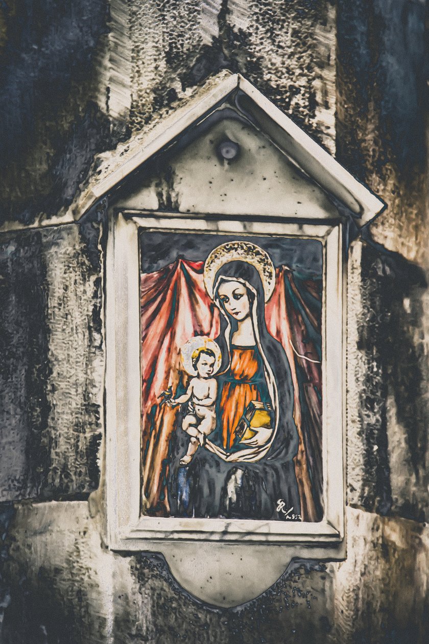 Madre e hijo, de la serie, María y Jesús en Savonna, 2015 (fotografía). de Joy Lions