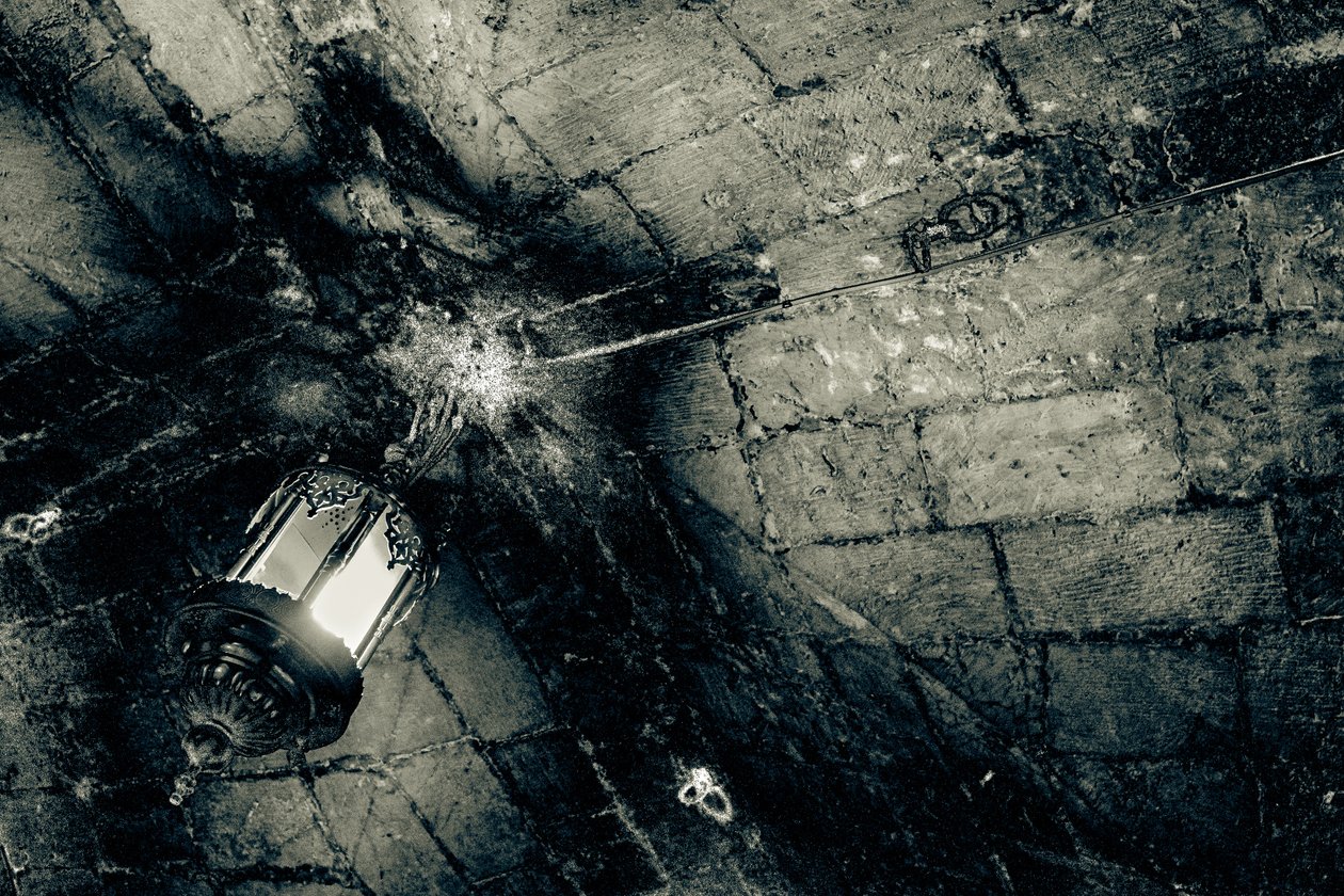 Farol de paso, de la serie Iglesia del Santo Sepulcro, 2016 (fotografía) de Joy Lions
