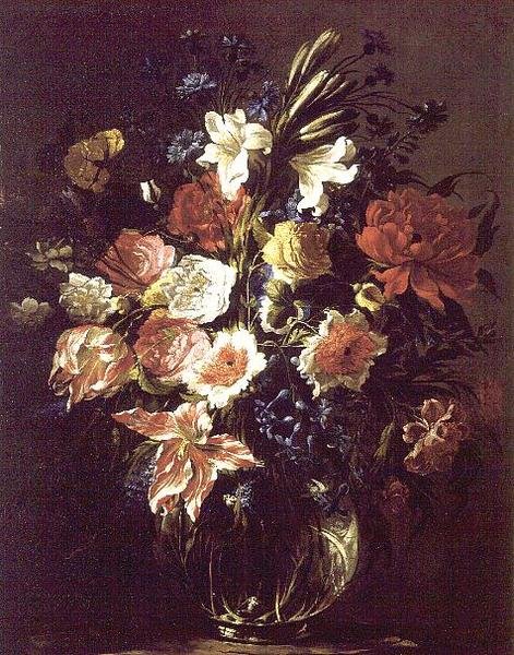 Lirios, peonías, tulipanes, acianos y otras flores en un jarrón de vidrio sobre un pedestal de Juan de Arellano