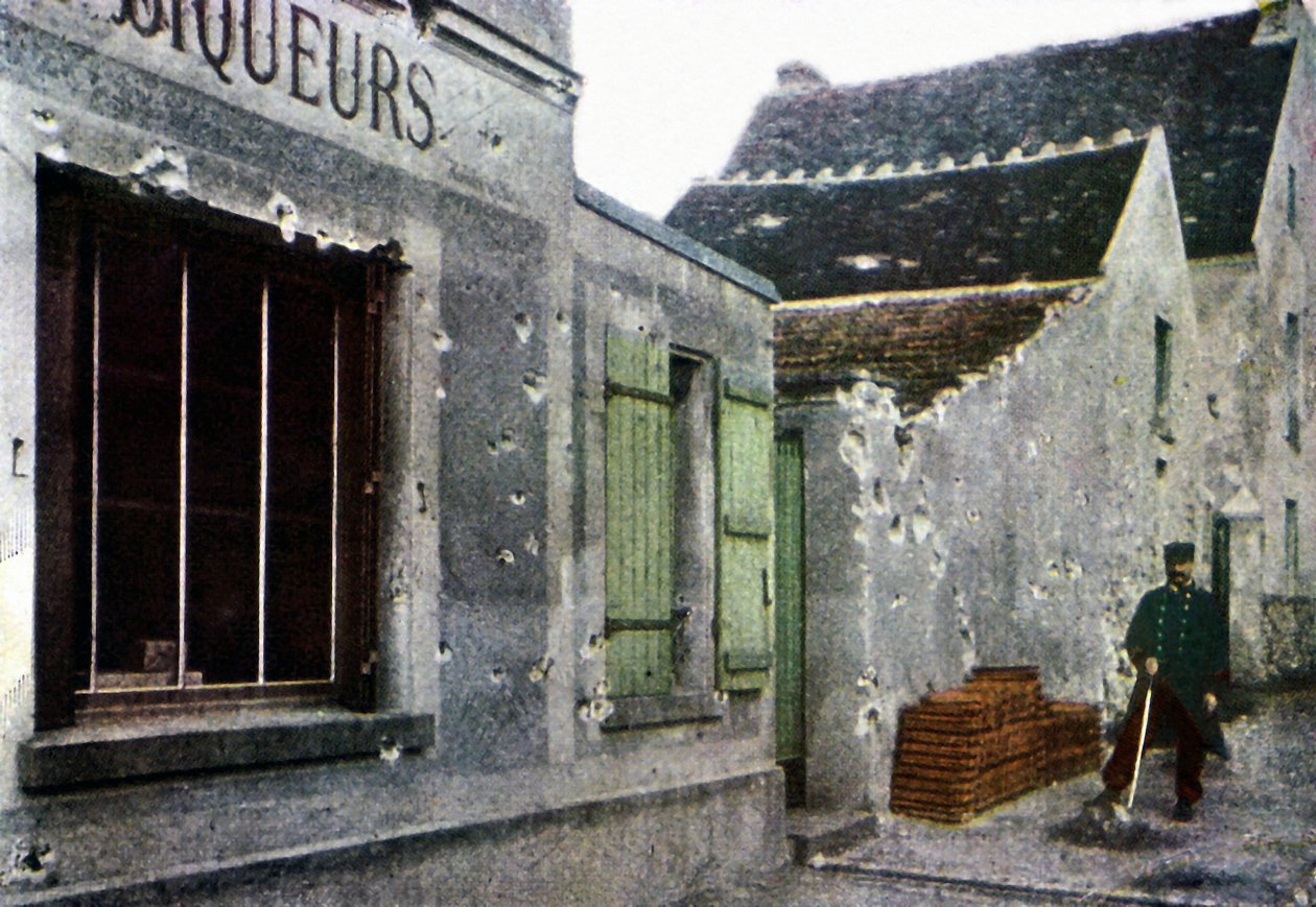 Un soldado francés limpiando en la ciudad de Barcy cerca de Meaux durante la Batalla del Marne al este de París, septiembre de 1914 de Jules Gervais Courtellemont