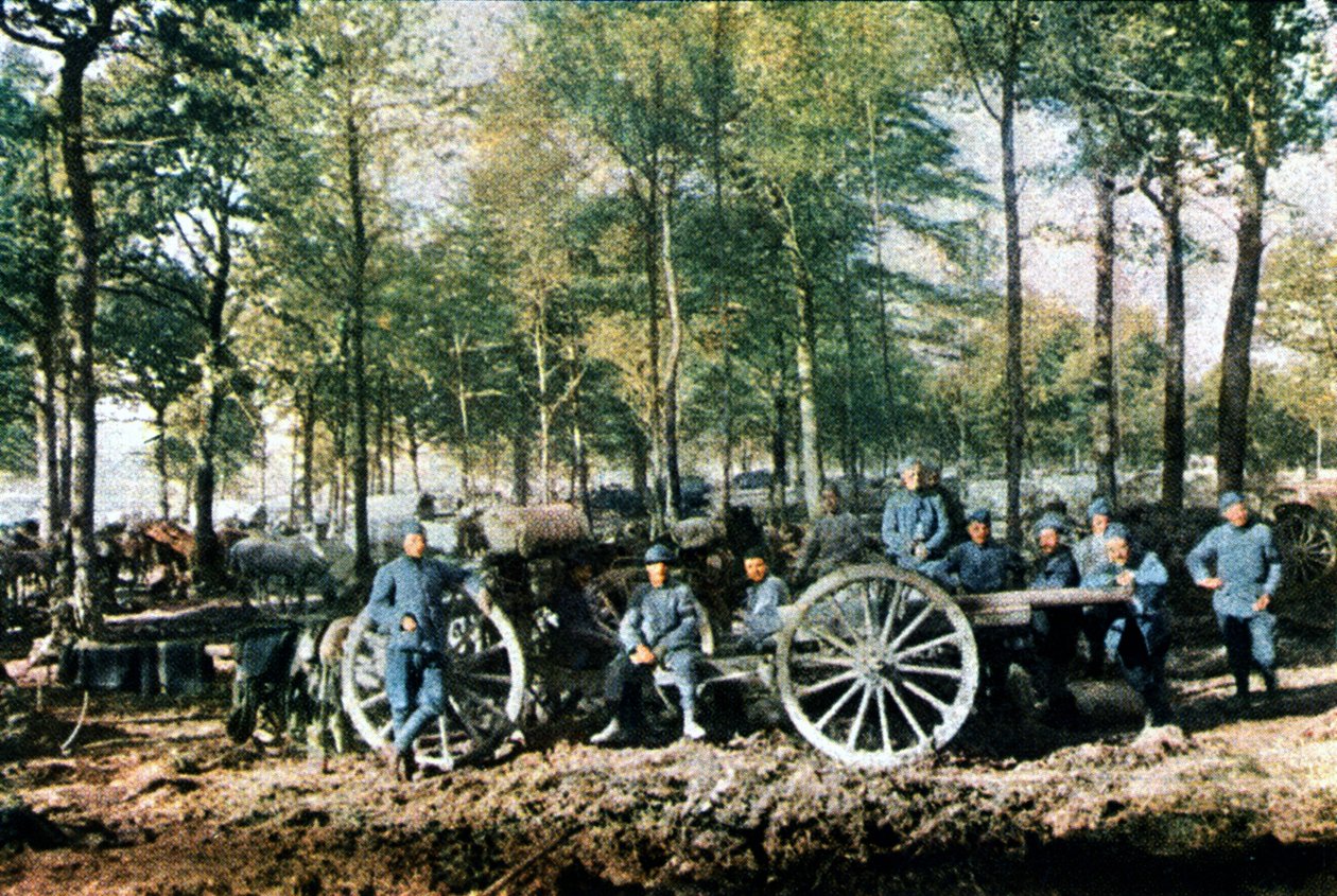 Un grupo de artilleros franceses con cañones de 75 mm durante la batalla de Verdún, septiembre de 1916 de Jules Gervais Courtellemont