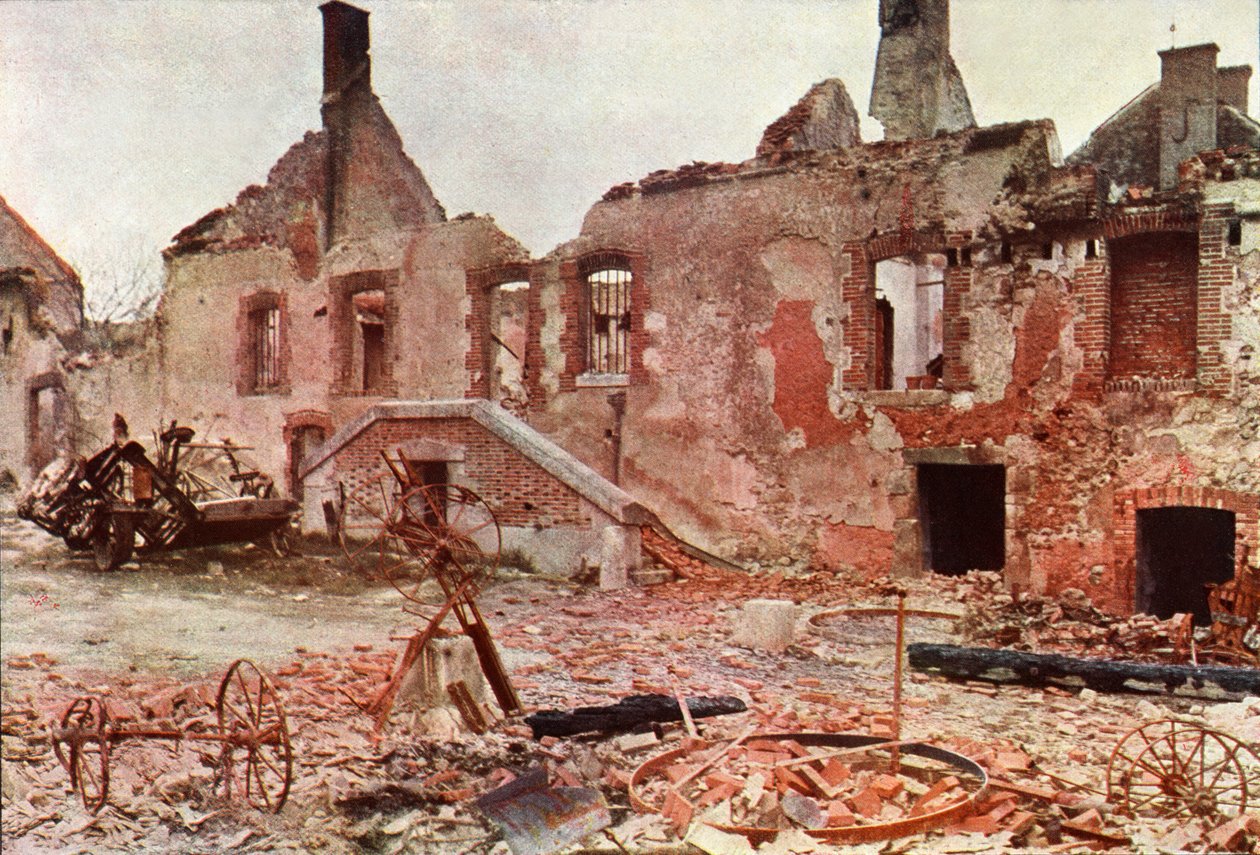 Edificios destruidos en un pequeño pueblo durante la Batalla del Marne al este de París, septiembre de 1914 de Jules Gervais Courtellemont