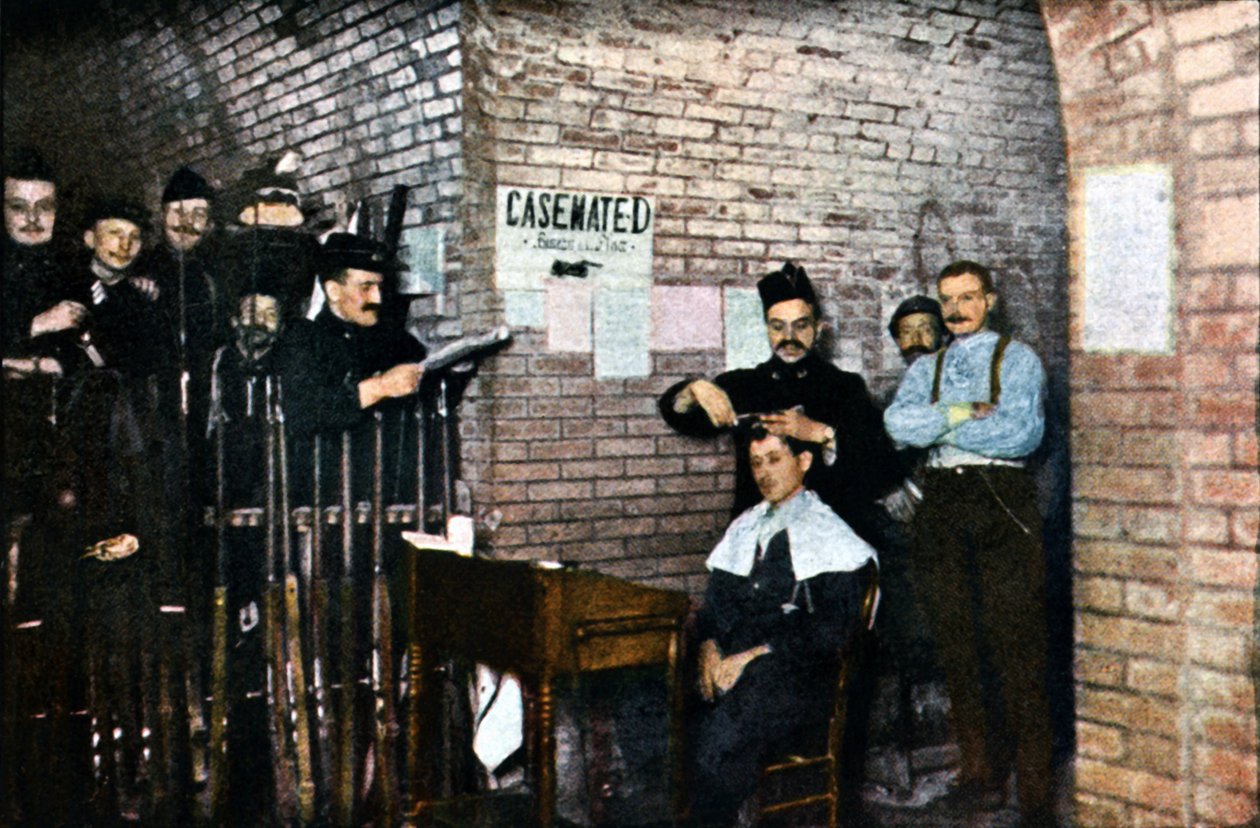 Soldados franceses y un barbero en las casamatas, Verdún, septiembre 1916 de Jules Gervais Courtellemont