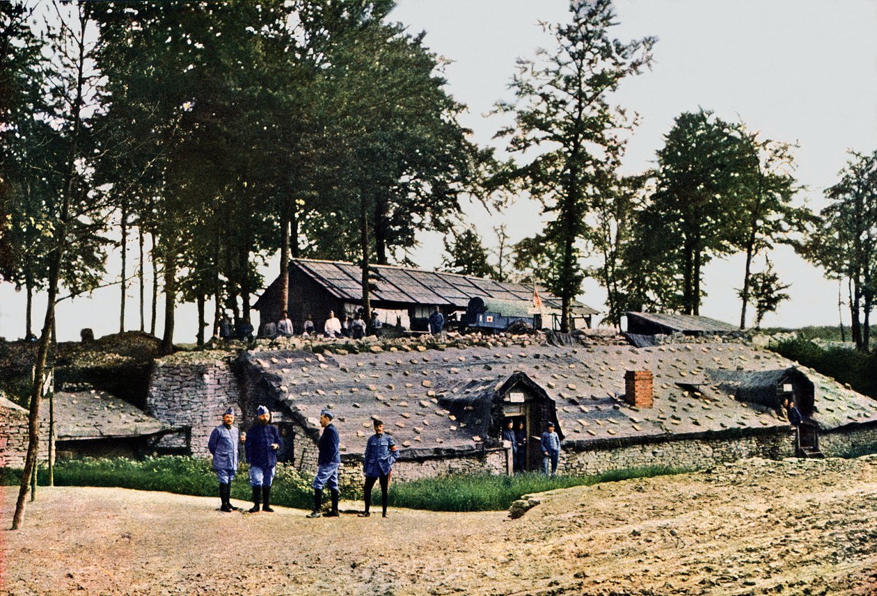 Soldados franceses en una estación de ambulancias a cuatro millas detrás del frente, Verdún, 1916 de Jules Gervais Courtellemont