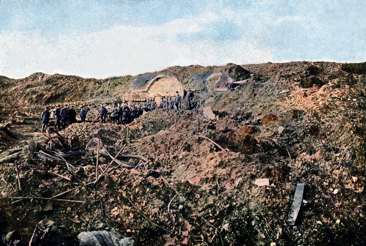 Soldados en el Fuerte de Souville que fue destruido por la artillería alemana, septiembre de 1916 de Jules Gervais Courtellemont