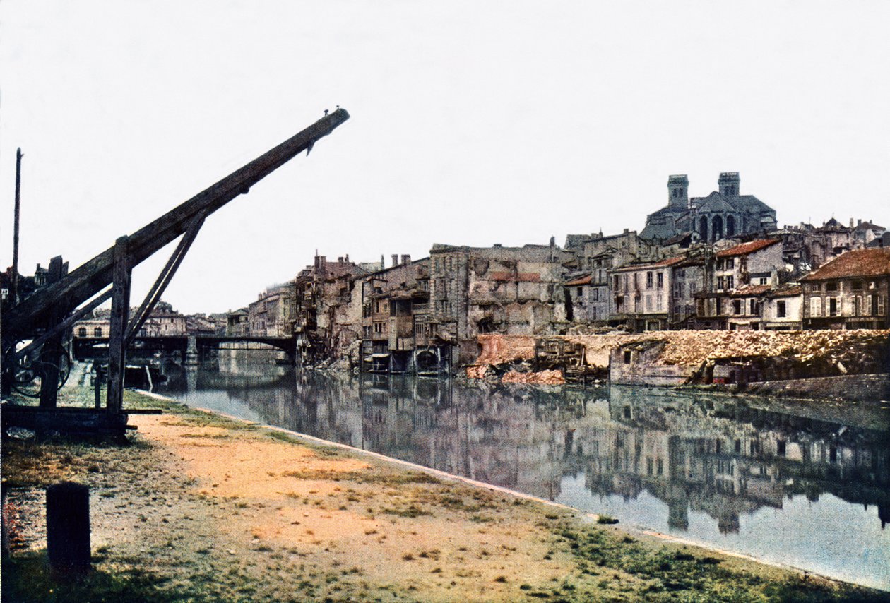 El Mosa y Verdún con edificios severamente dañados a lo largo del río, septiembre de 1916 de Jules Gervais Courtellemont