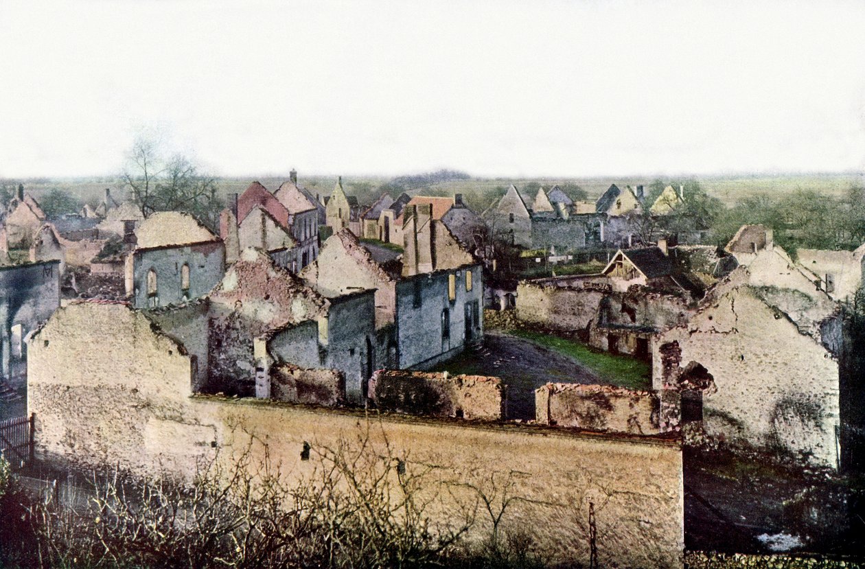 El pueblo gravemente dañado de Châtillon-sur-Morin, al sur de Esternay durante la Batalla del Marne al este de París, septiembre de 1914 de Jules Gervais Courtellemont