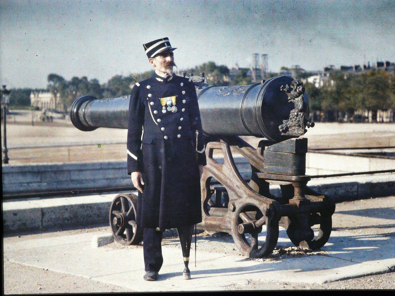 Un soldado en uniforme con tres medallas junto a un cañón en París de Jules Gervais Courtellemont