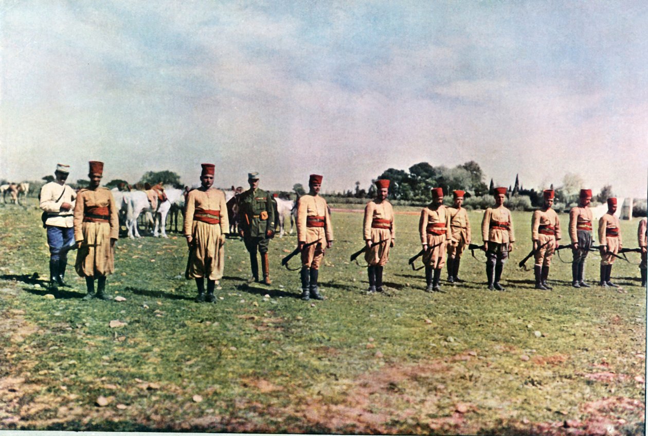 Riflemen marroquíes y dos oficiales franceses durante la Batalla del Marne al este de París, septiembre de 1914 de Jules Gervais Courtellemont