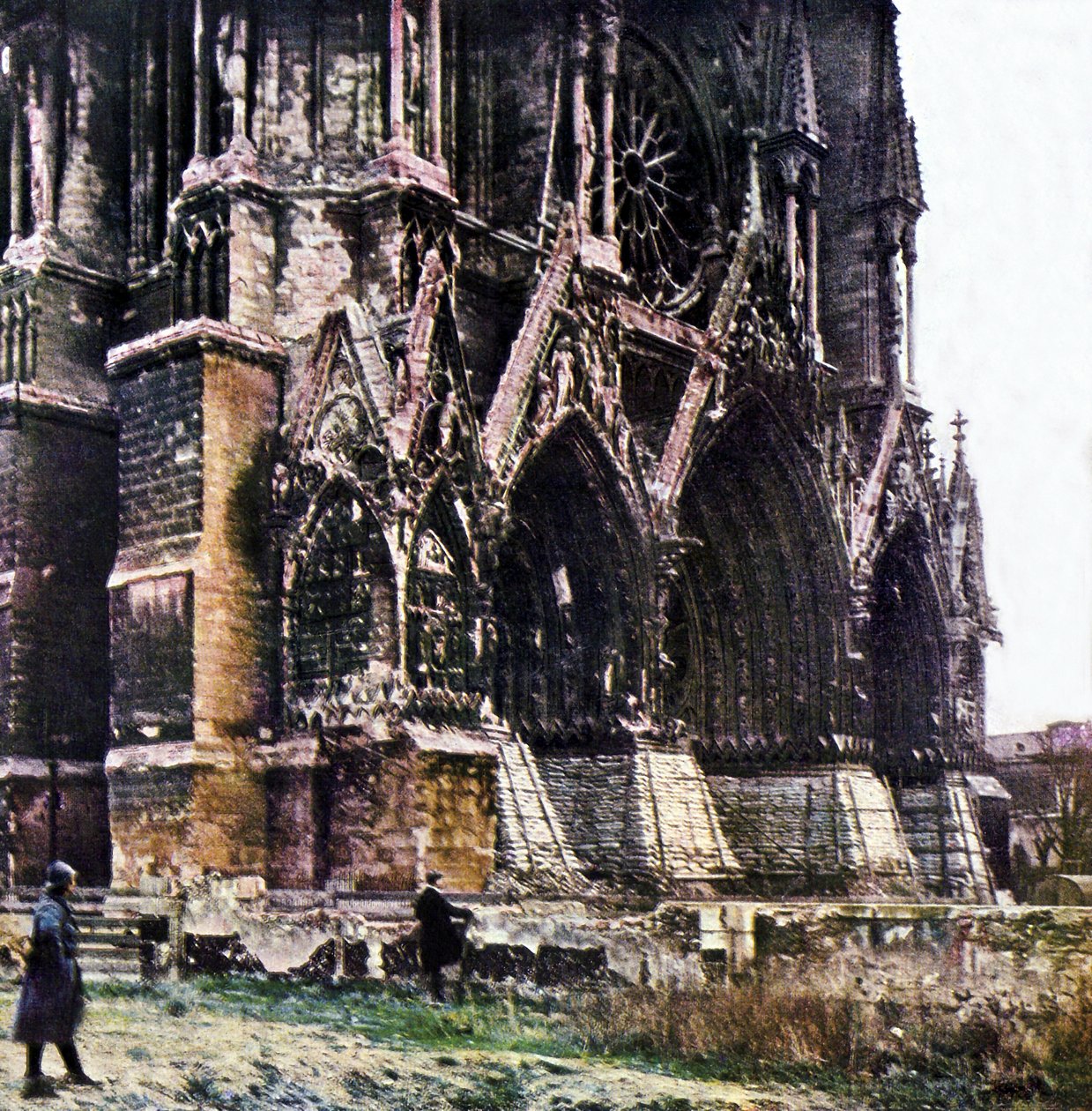 La catedral dañada de Reims durante la Batalla del Marne al este de París, septiembre de 1914 (autocromo) de Jules Gervais Courtellemont