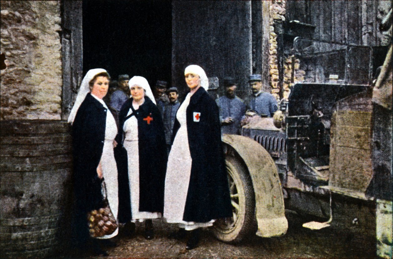 Tres mujeres con la Cruz Roja y el personal de ambulancias francés con un vehículo, Verdún de Jules Gervais Courtellemont