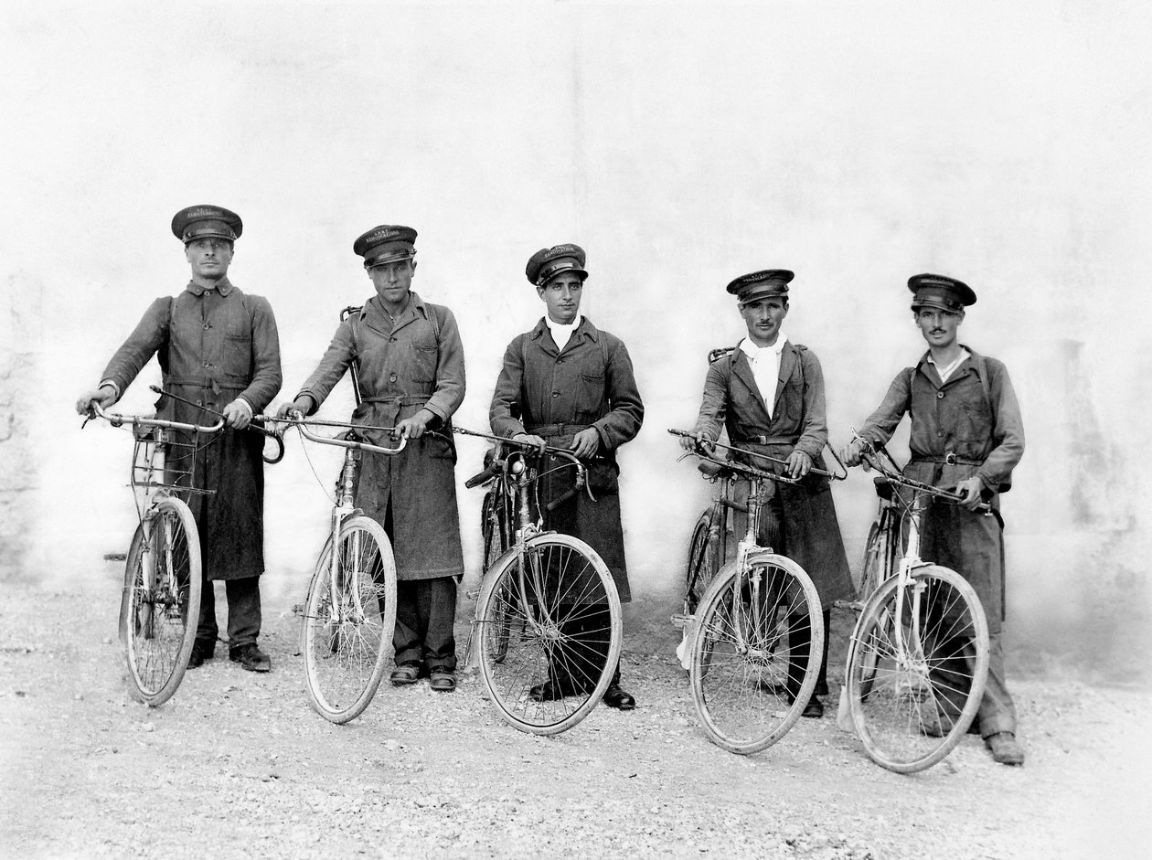 Los "Cinco Mosqueteros" de Spoleto, agentes de control de plagas, c.1930 (gelatina de plata) de Jules Brocherel