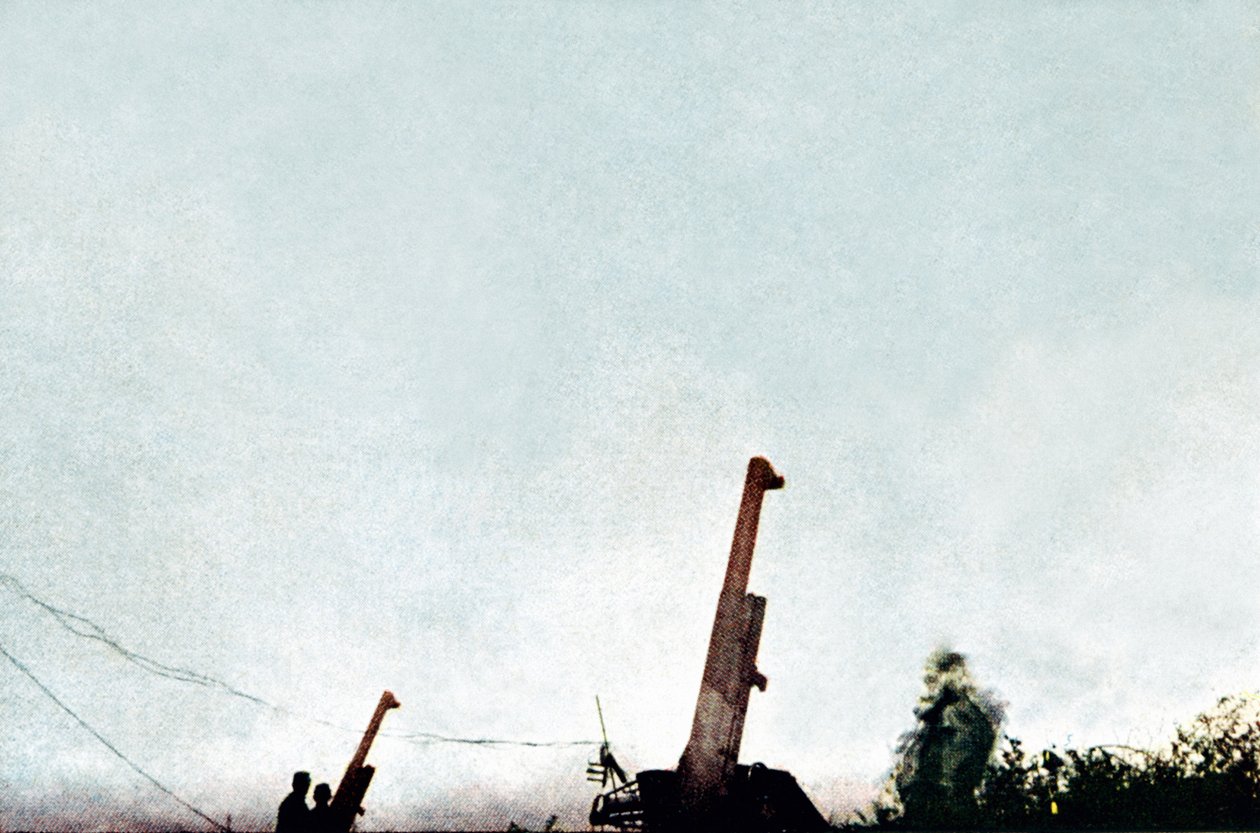 Cañones antiaéreos en acción: desde el 21 de febrero 25 aviones y un globo dragón fueron derribados por las baterías, Verdún, septiembre de 1916 de Jules Gervais Courtellemont