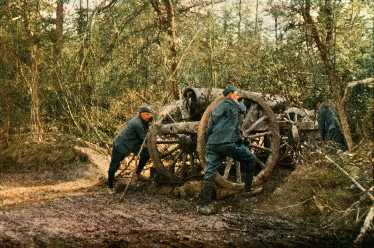 Tres soldados franceses en el bosque con un obús, Verdún, septiembre de 1916 de Jules Gervais Courtellemont