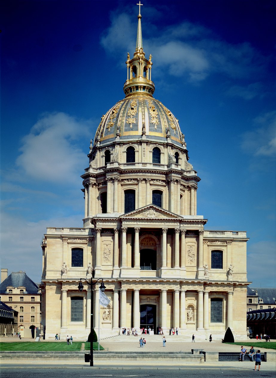 Exterior de la iglesia, comenzada en 1676 de Jules Hardouin Mansart
