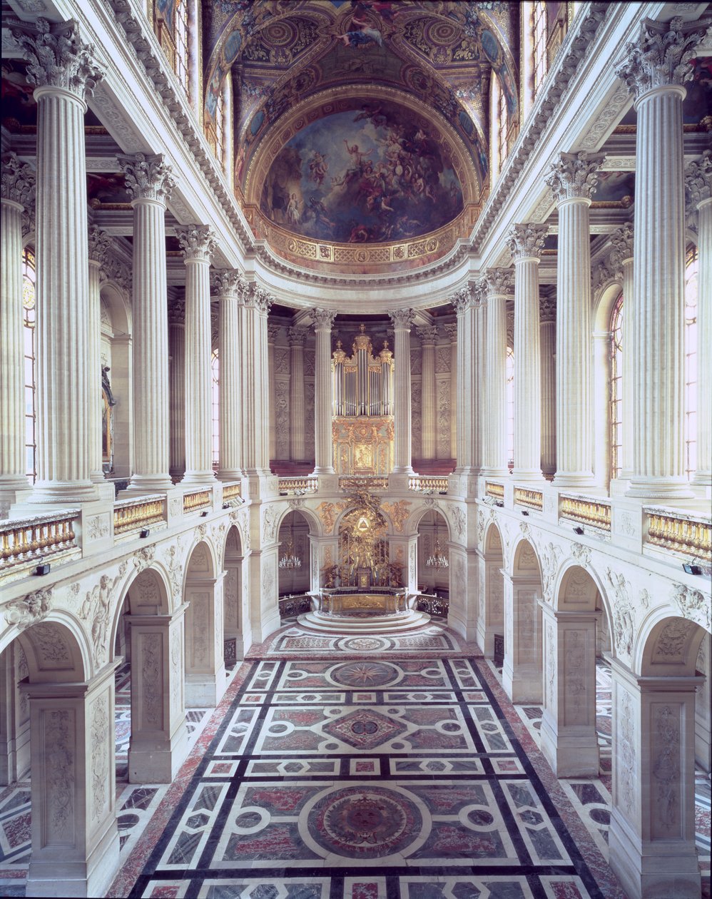 Vista interior de la capilla, comenzada en 1699 y completada por Robert de Cotte en 1710 de Jules Hardouin Mansart