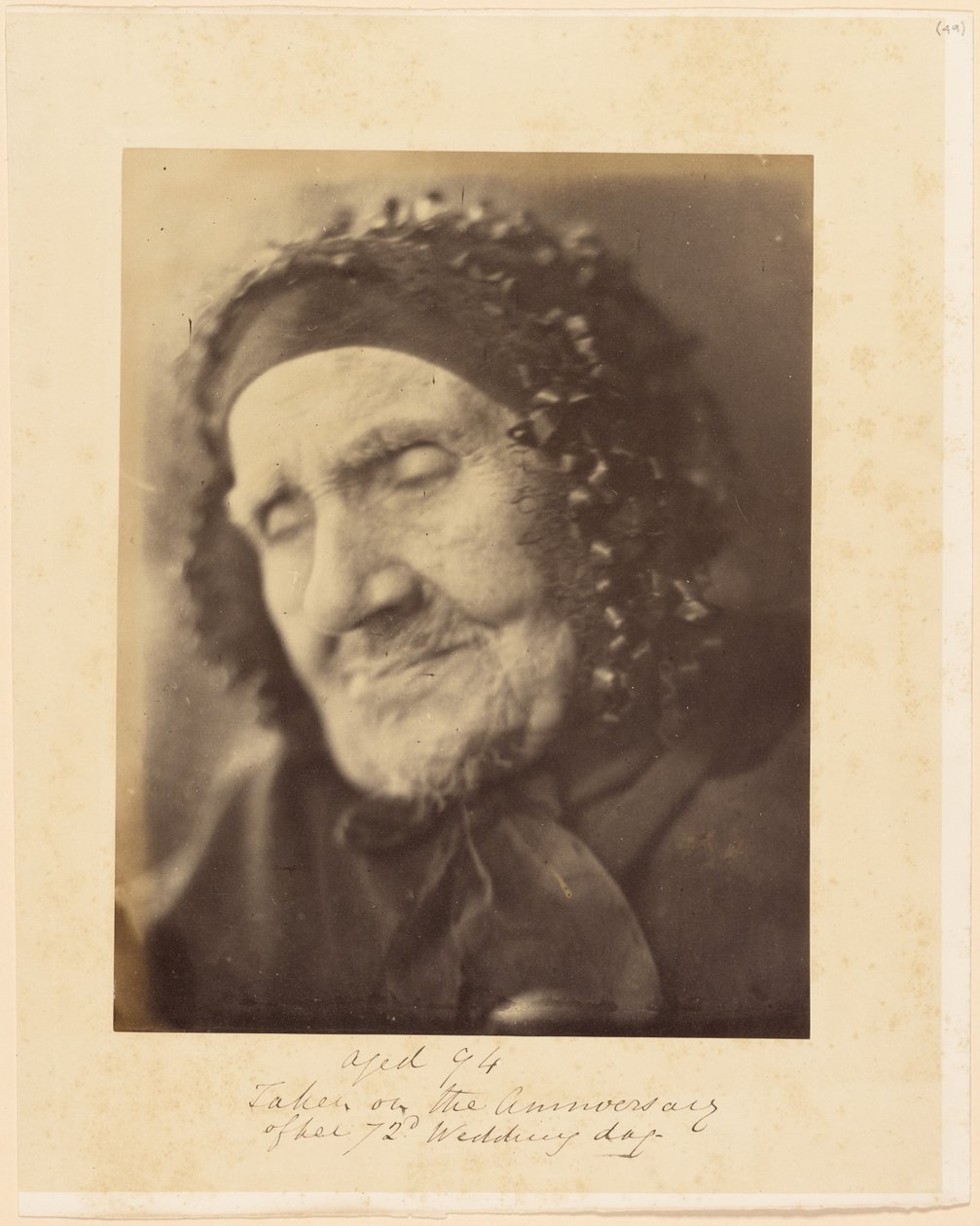 A los 94 años, tomada el día del 72.º aniversario de su boda [Retrato de cabeza y hombros de una mujer mayor] de Julia Margaret Cameron