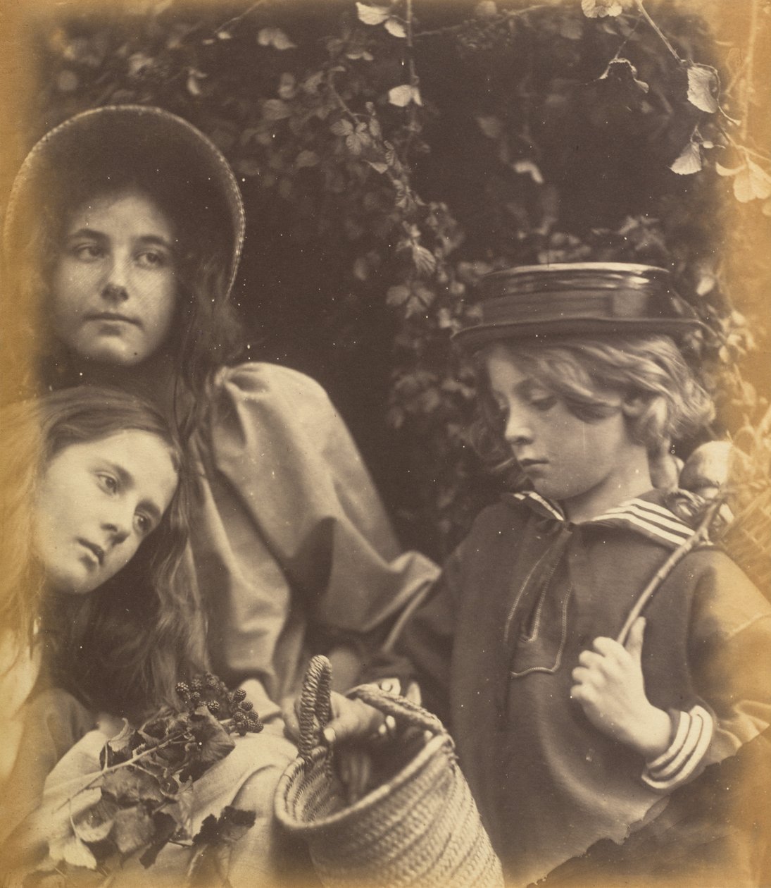 Elizabeth Keown, Kate Keown y Freddy Gould, c. 1866-1868 de Julia Margaret Cameron