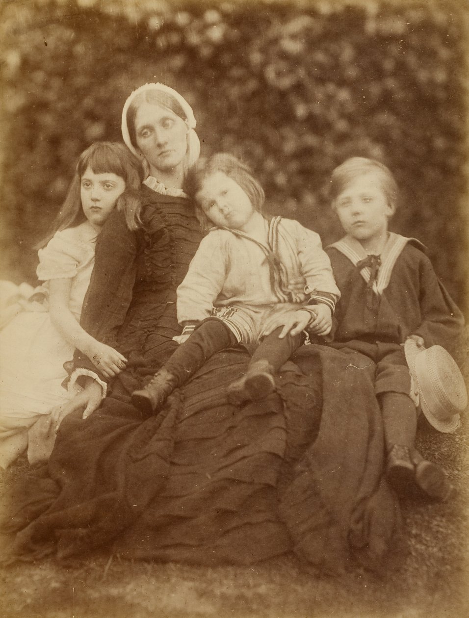 Sra. Herbert Duckworth con Florence Fisher, George Duckworth y Herbert Fisher de Julia Margaret Cameron