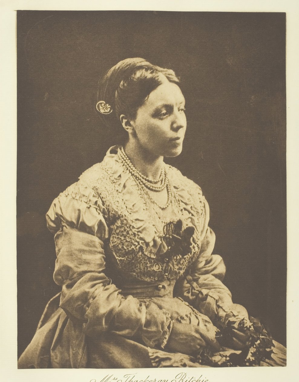 Sra. Thackeray Ritchie, 1870, impreso c. 1893 de Julia Margaret Cameron
