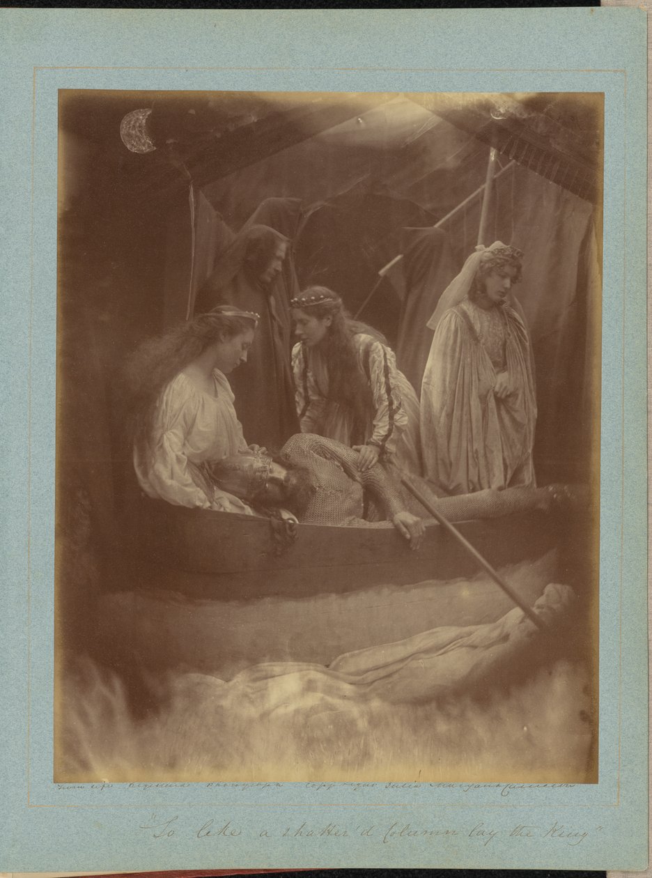 «Y allí yacía el rey, como una columna destrozada» de Julia Margaret Cameron