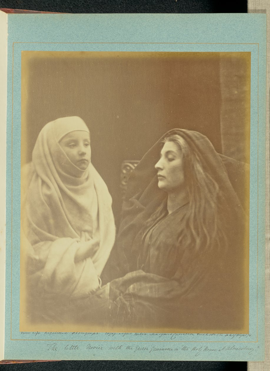 La pequeña novicia con la reina Ginebra en la «Santa Casa de Almesbury» de Julia Margaret Cameron