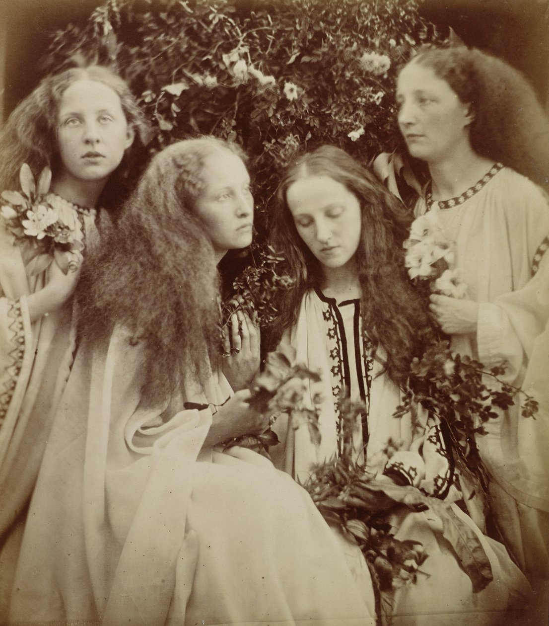 El jardín de capullos de rosa de las niñas (impresión en albúmina) de Julia Margaret Cameron