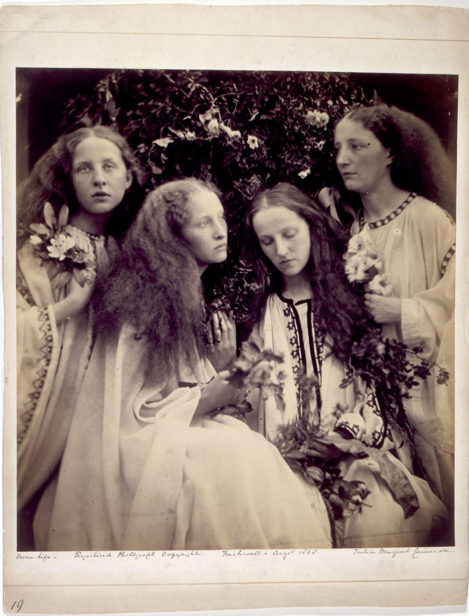 «El jardín de capullos de rosa de las muchachas» - Las hermanas Fraser Tytler de Julia Margaret Cameron