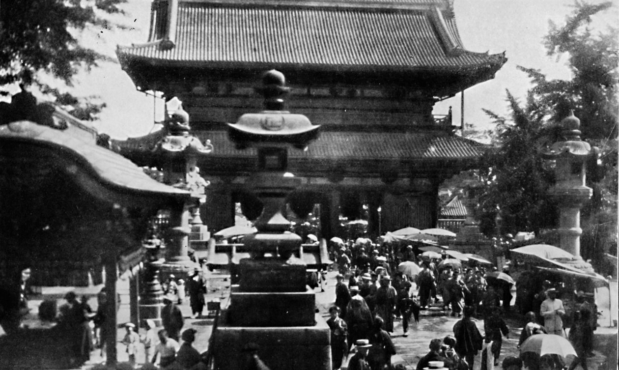 En Asakusa, el gran templo de Tokio, el negocio de la adivinación es próspero, c. 1900, 1921 de Julian Leonard Street