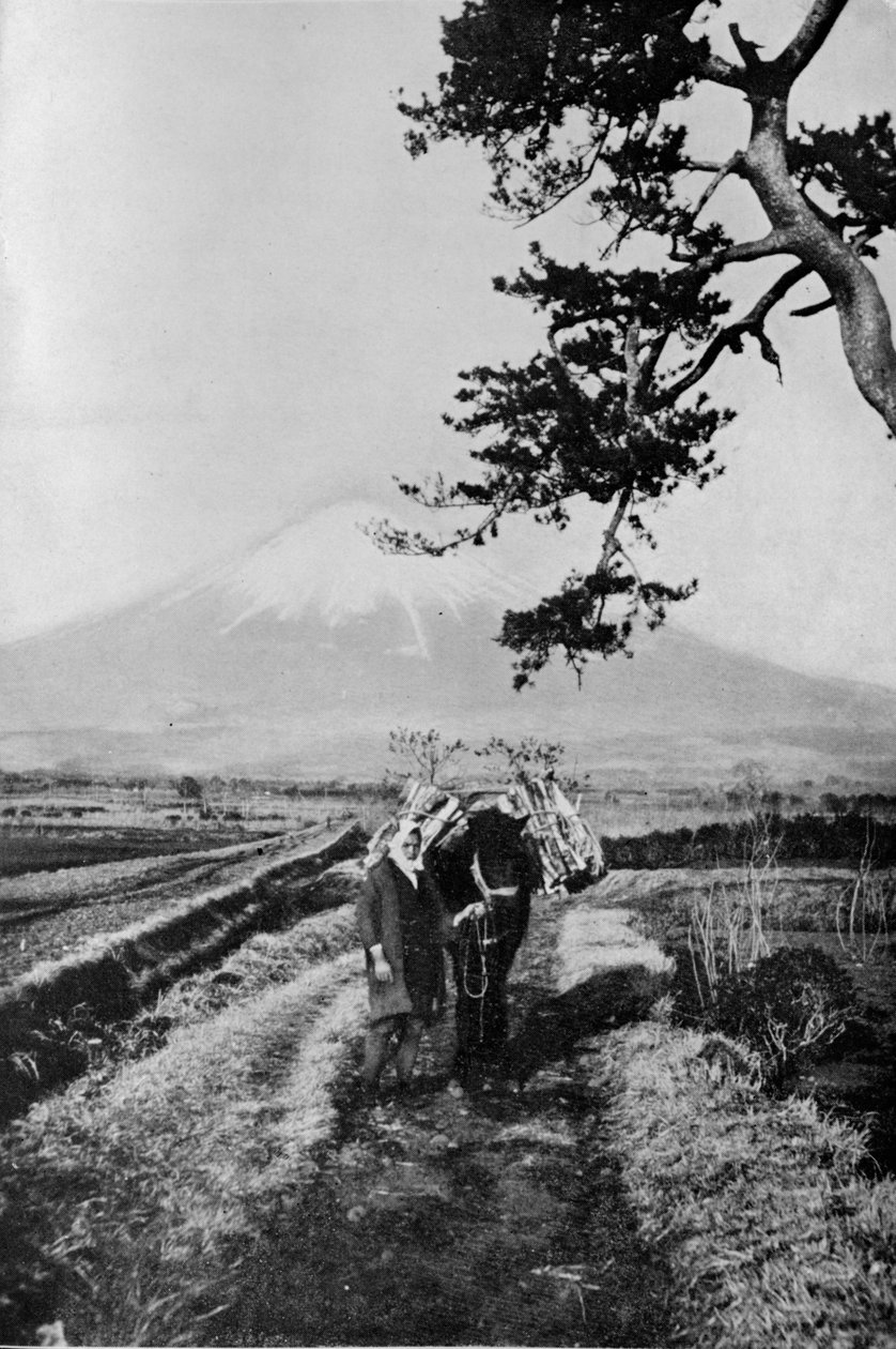 Campesinos de la región de Fuji no por nombre sino simplemente como O Yama, la Montaña Honorable, c1900 de Julian Leonard Street