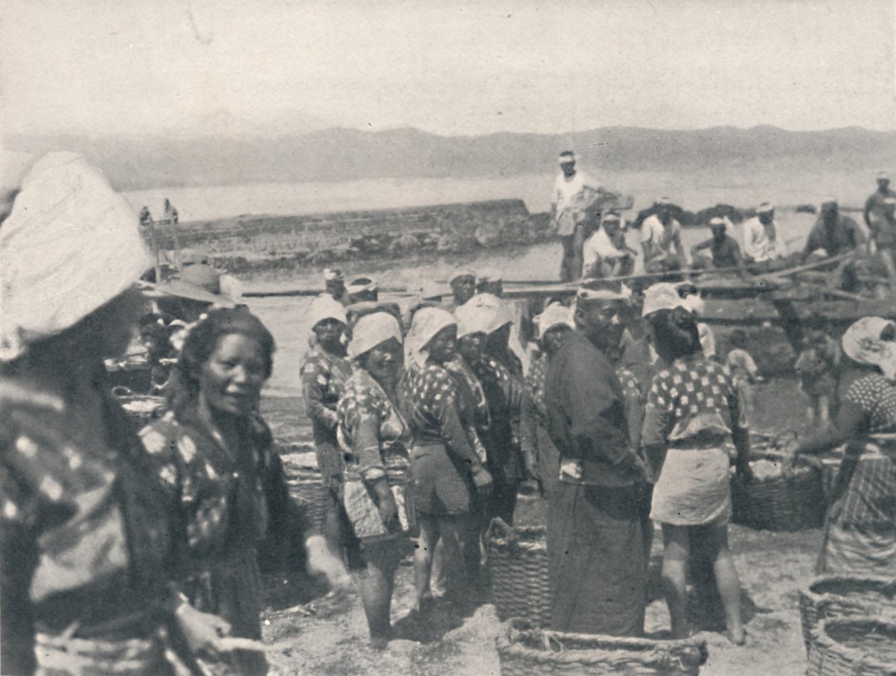Tai-no-ura - barcos de pesca, hombres y mujeres con redes y cestas, c1900 de Julian Leonard Street