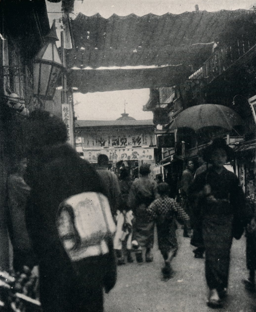 La calle del teatro en Kioto es una de las carreteras más interesantes del mundo, c1900, 1921 de Julian Leonard Street