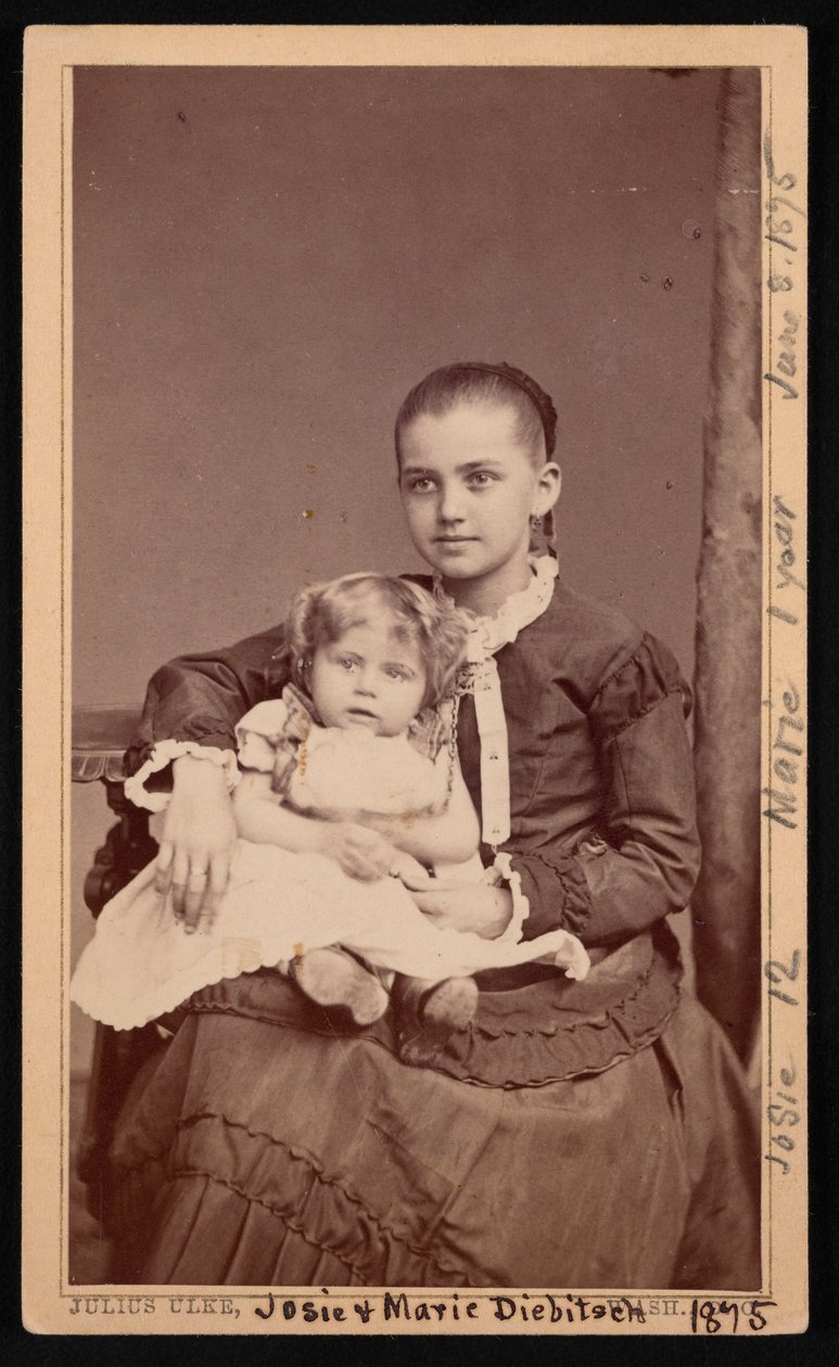 Retrato de grupo de los niños Herman Henry Diebitsch, Marie y Josephine Josie, 8 de junio de 1875 de Julius Ulke