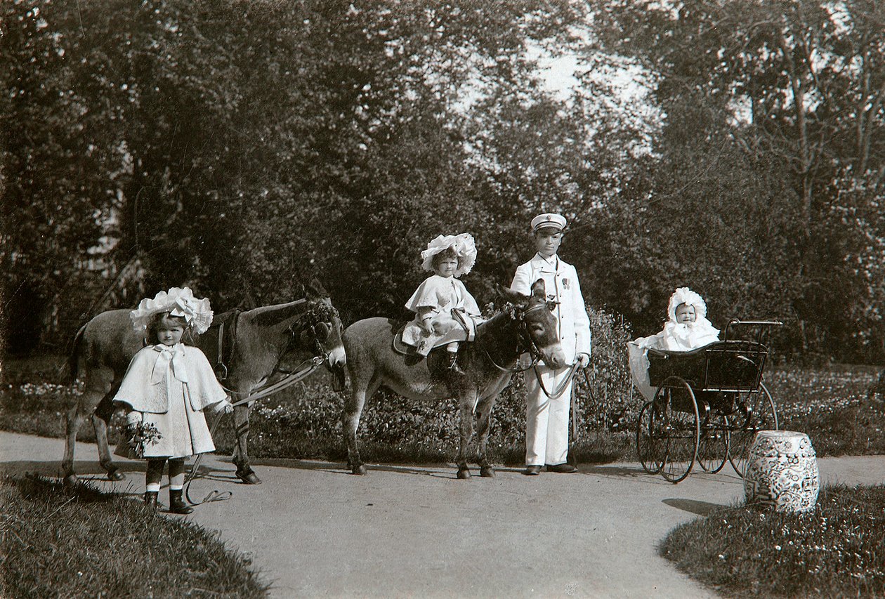 Grandes Duquesas Olga, Tatiana y María de Rusia, Tsarskoye Selo, Rusia, c1899-c1900 de K. von Hahn