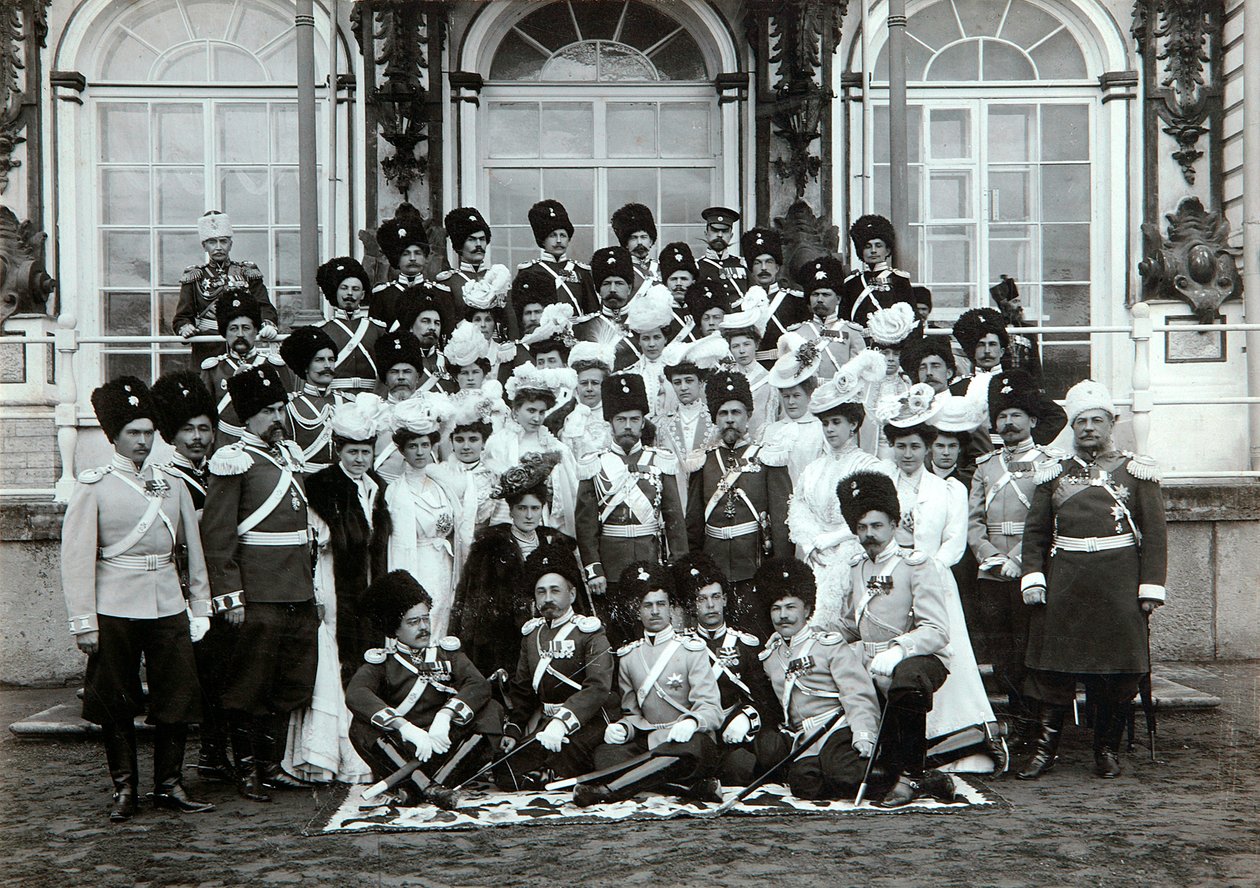 Familia Imperial Rusa fuera del Palacio de Catalina, Tsarskoye Selo, Rusia, principios del siglo XX de K. von Hahn