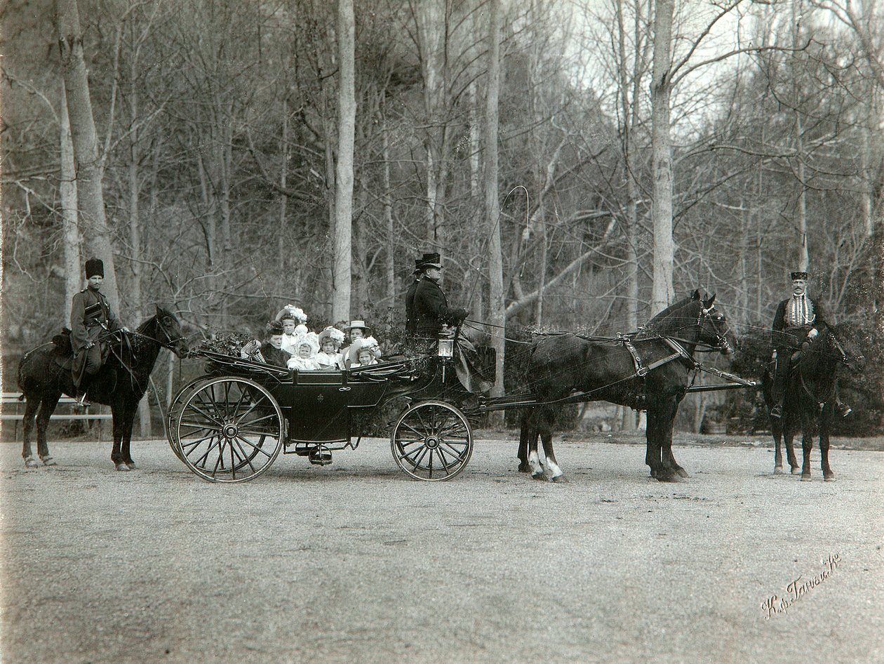 El Zar Nicolás II de Rusia con su familia en el parque de Tsarskoye Selo, Rusia, 1900s de K. von Hahn