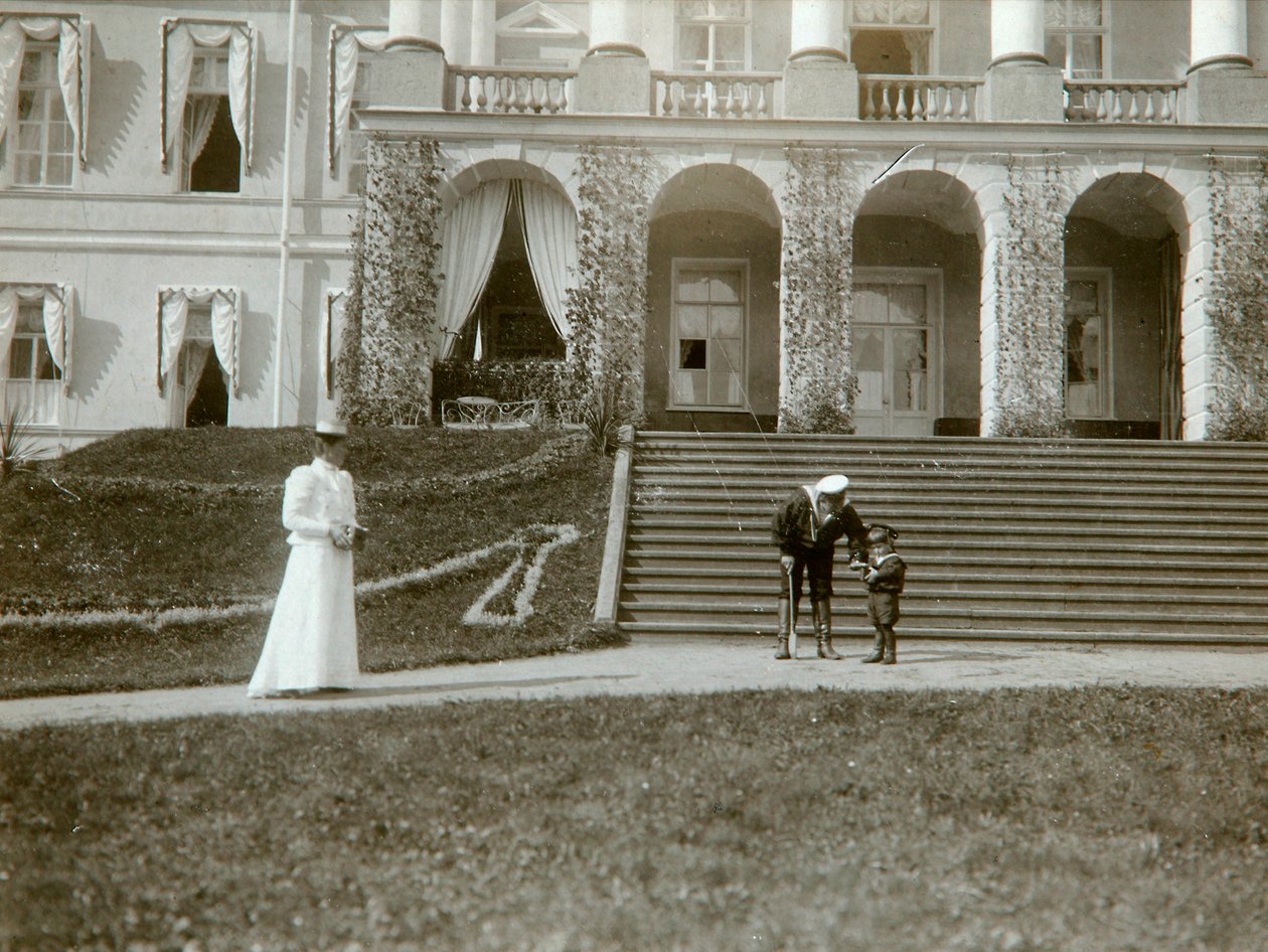 La zarina Alexandra Fyodorovna con el zarevich Alexei de Rusia, c1907-c1910 de K. von Hahn
