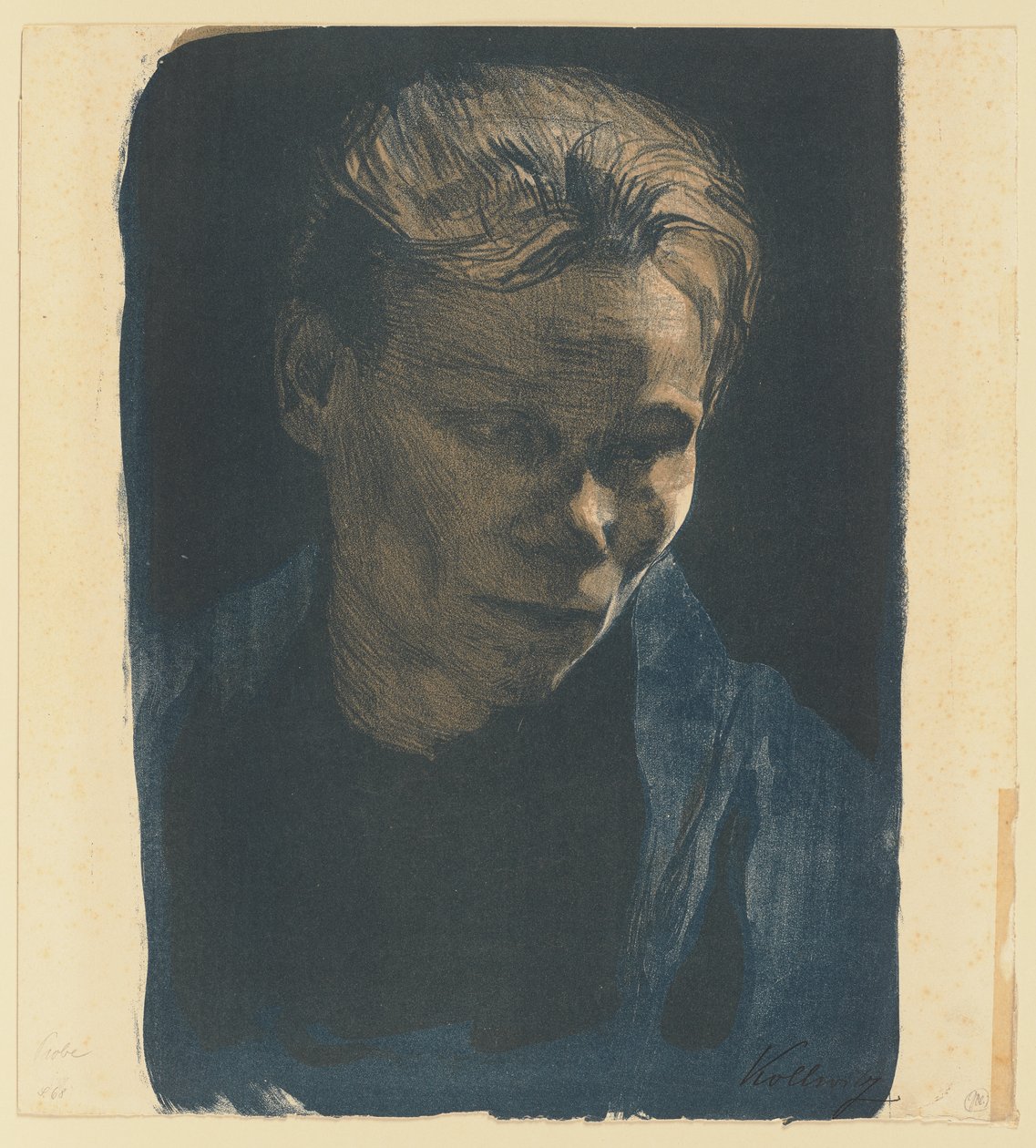 Retrato de medio cuerpo de una mujer de clase trabajadora con un chal azul de Käthe Kollwitz