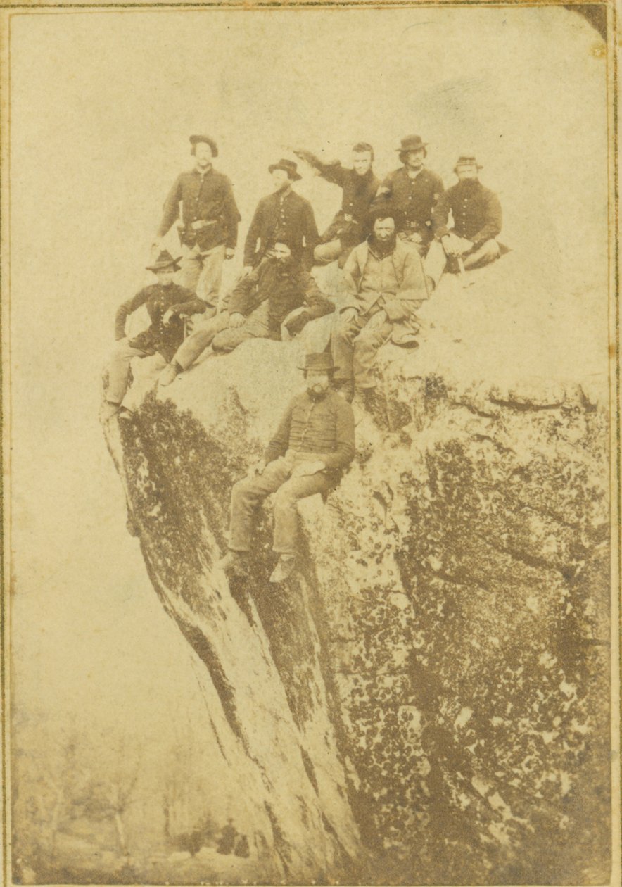 Soldados de la Unión sentados en un acantilado en Lookout Mountain de Kansas A.C. Nichols