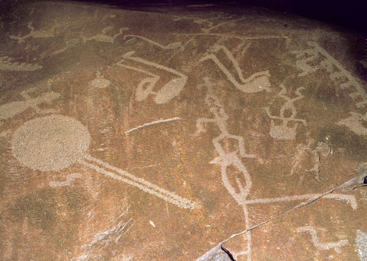 Petroglifo tallado que representa figuras, ciervos, alces, pájaros, barcos y círculos, 3er milenio a.C. de Karelian