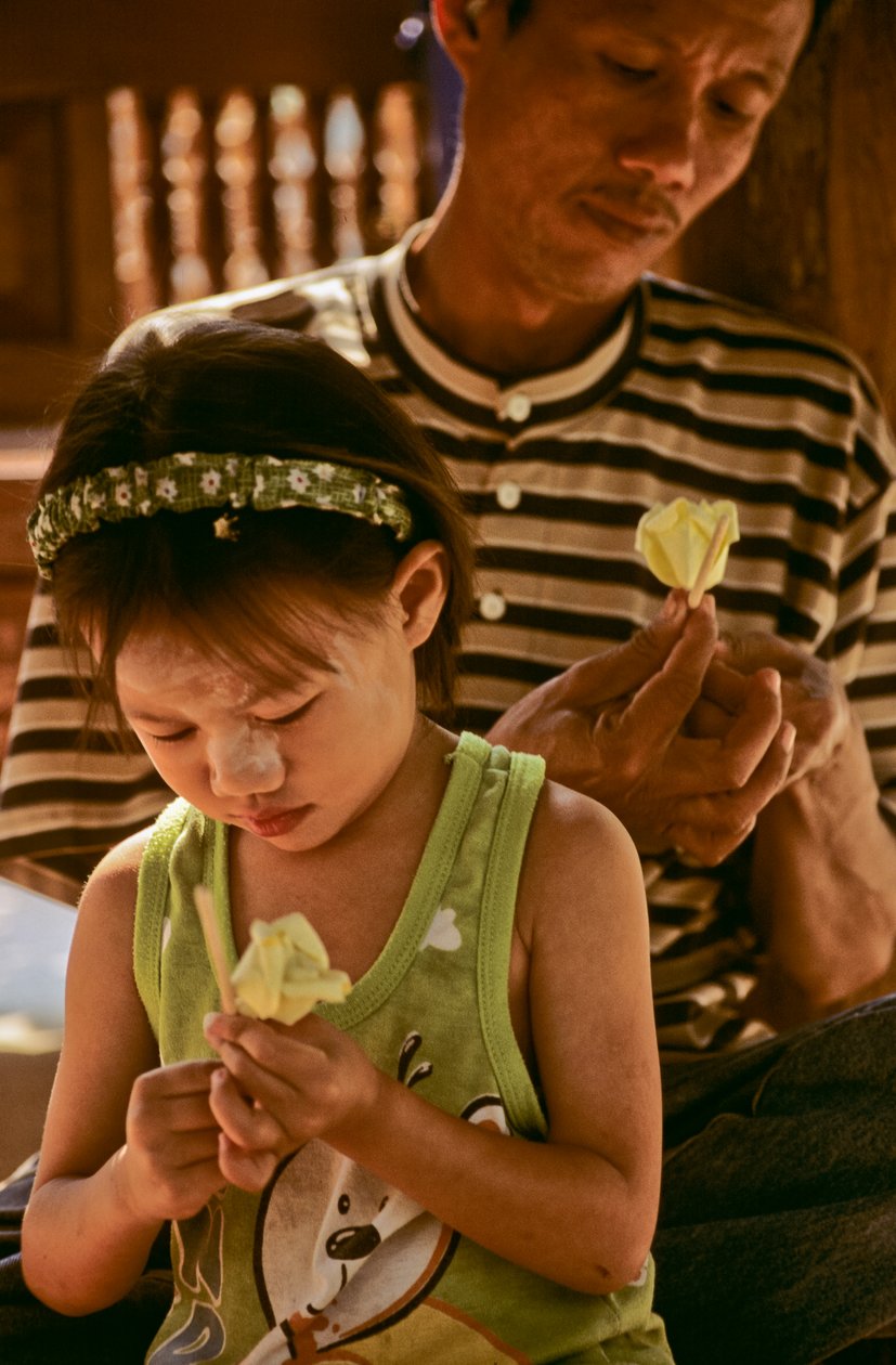 Padre e hija seropositivos haciendo flores de papel, 2002 (foto) de Karen Kasmauski