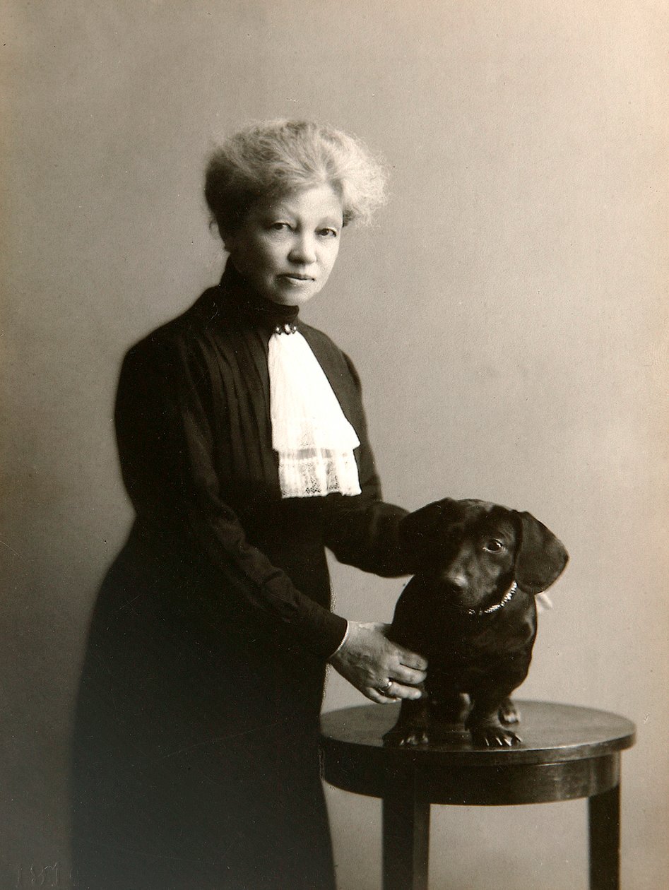 Alexandra Beketova-Blok, autora y traductora rusa, con su perro, principios del siglo XIX de Karl August Fischer