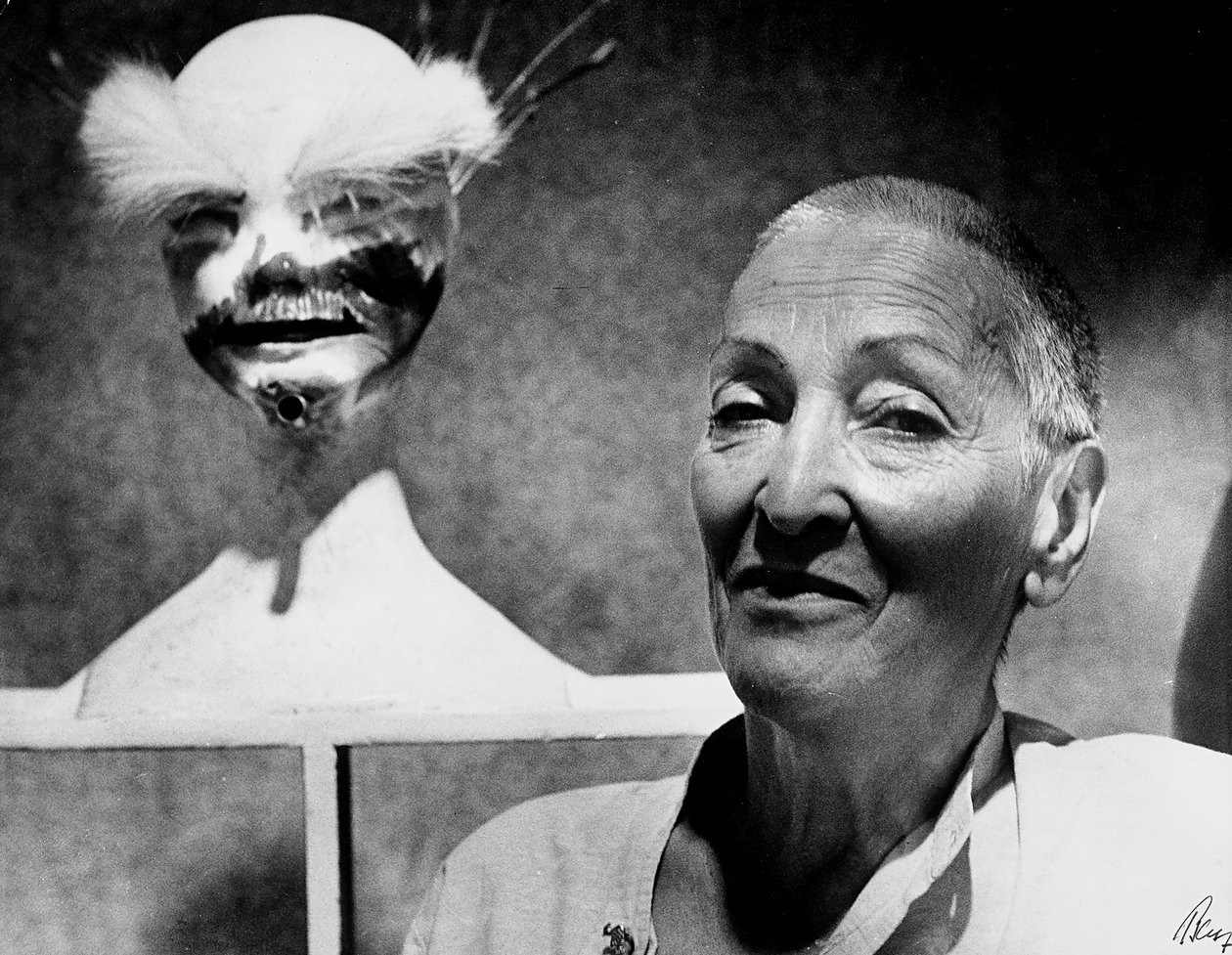 Retrato de la pintora y escultora alemana Meret Oppenheim (foto en b/n) de Karl Heinz Bast