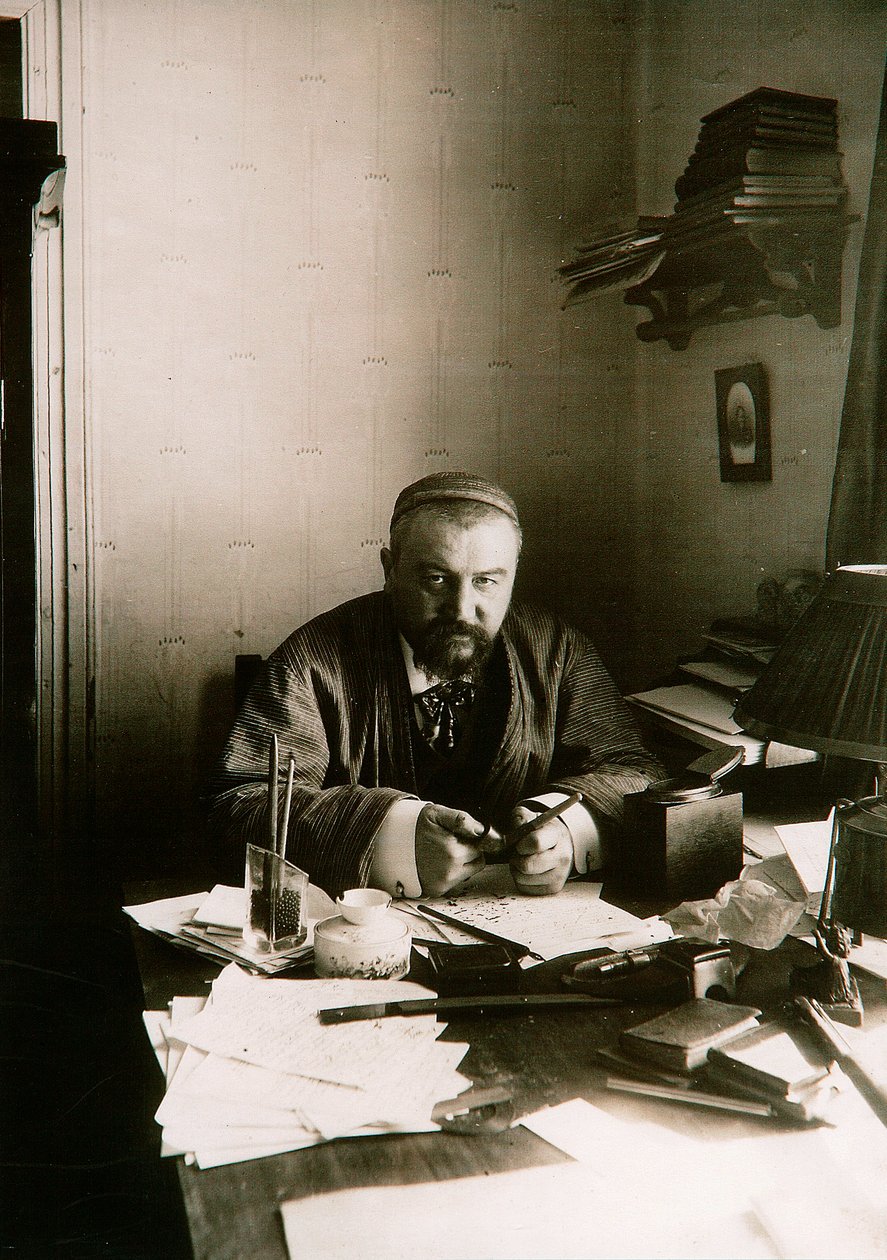 Alexander Kuprin, autor ruso, en su escritorio, Gatchina, Rusia, principios del siglo XX de Karl Karlovich Bulla
