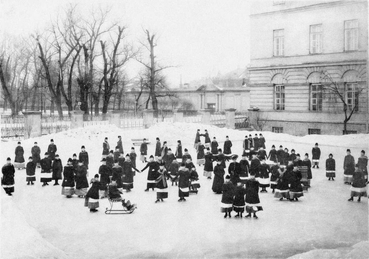 Alumnas del Instituto Smolny para Señoritas Nobles en un paseo de invierno, c. 1913 de Karl Karlovich Bulla
