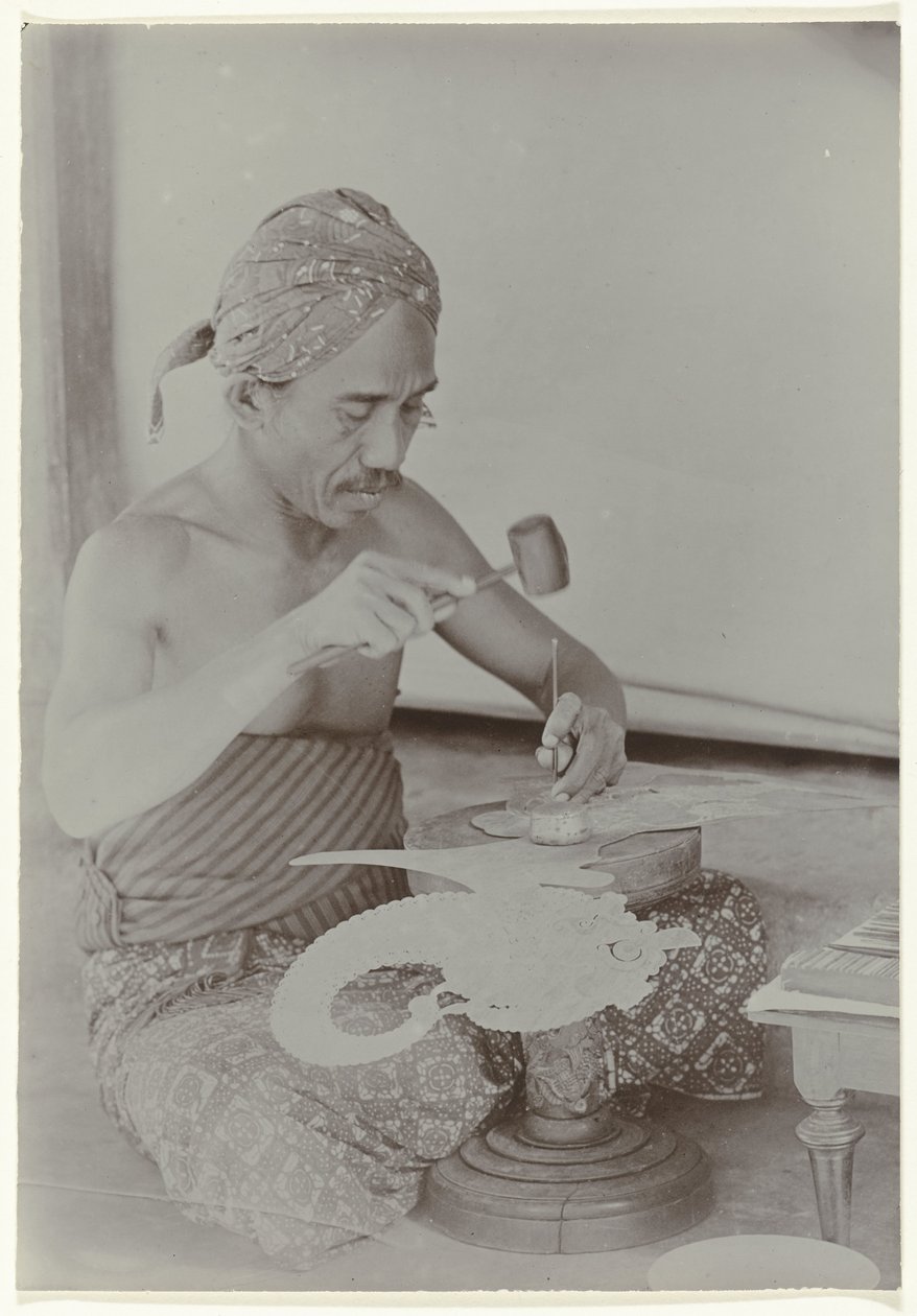 Hombre javanés usa martillo e instrumentos para crear una imagen que se asemeja a una figura humana de Kassian Cephas