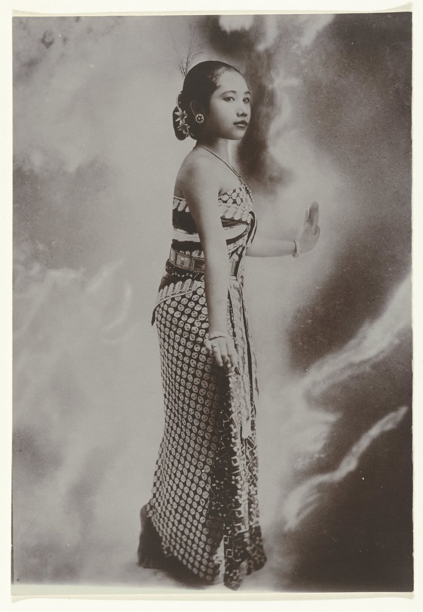 Retrato de estudio de una bailarina javanesa con efectos de luz de fondo Retrato de estudio de una joven javanesa en una pose de baile de Kassian Cephas