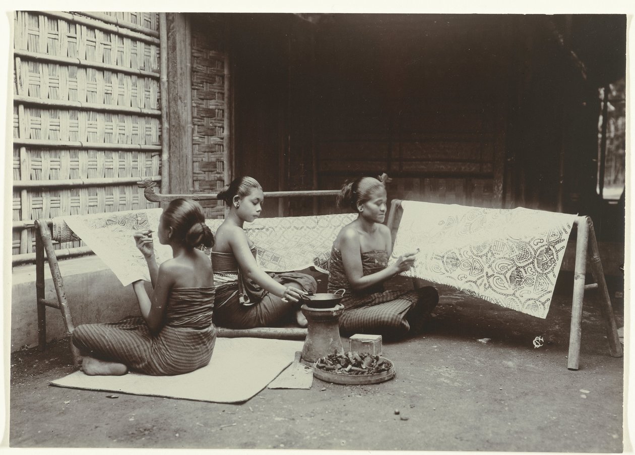 Tres mujeres javanesas dibujando diseños batik sobre tela Tres mujeres javanesas en sarong hacen patrones de batik en tela de Kassian Cephas