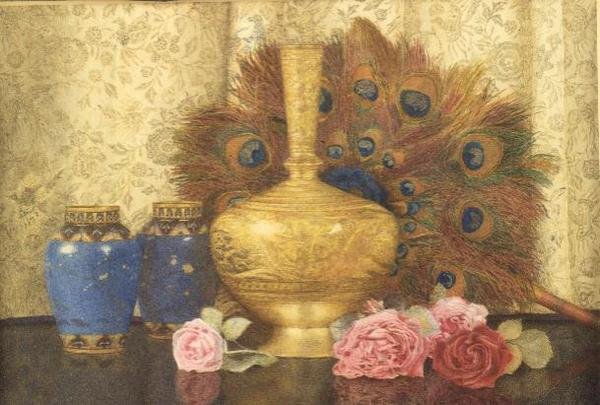 Regalos orientales: jarrón cloisonné, plumas de pavo real, rosas de damasco y jarrón indio de Kate Hayllar