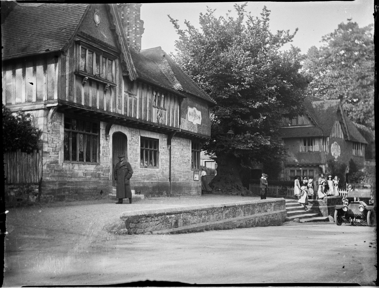 Leicester Square, Penshurst, Sevenoaks, Kent, 22/05/1911 (foto en blanco y negro) de Katherine Jean Macfee